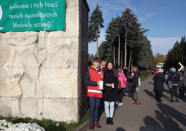 Uczniowie II LO podczas kwesty na cmentarzu w Rzeszowie